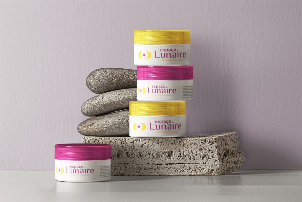 Exemplo de peças com a aplicação da marca do Espaço Lunaire em embalagens